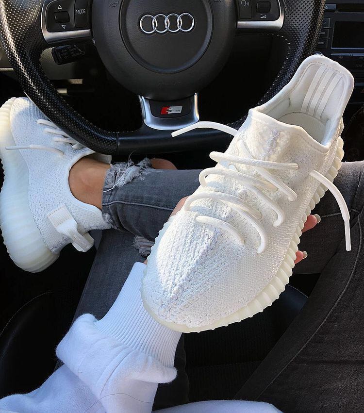 Triple white discount yeezy on feet