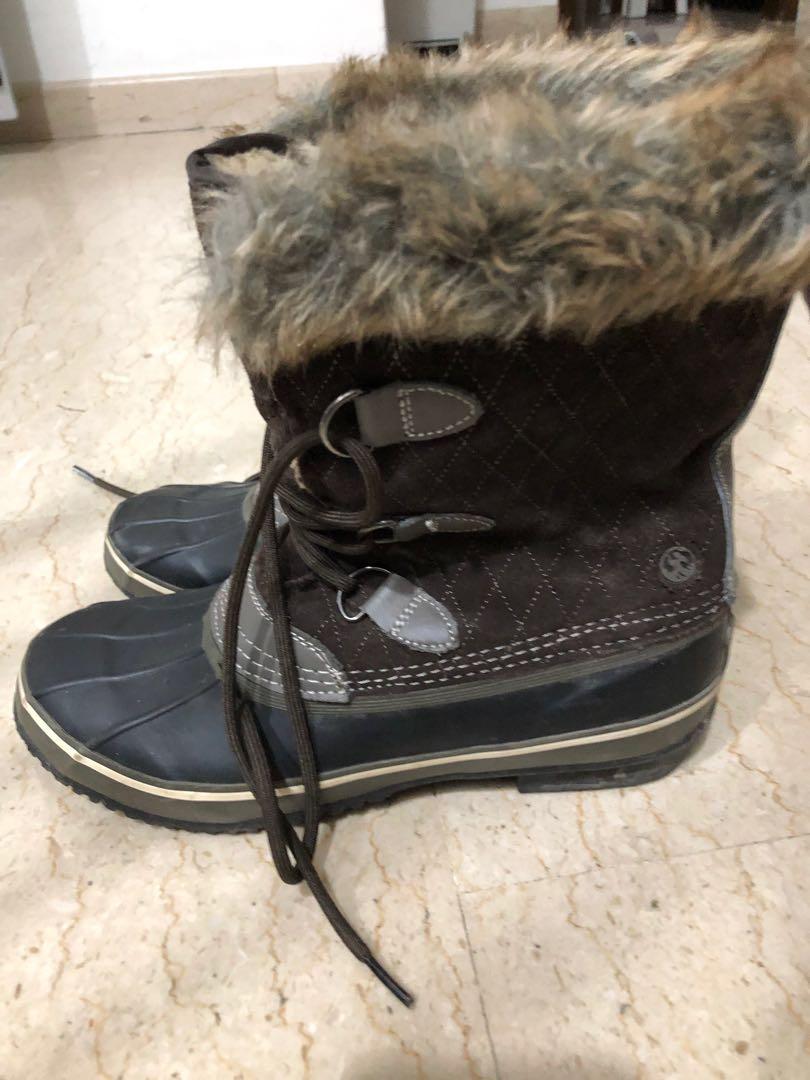 Women's snow boots size 8.5 Clearance