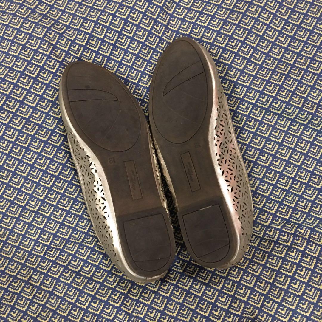 Payless Dexflex Comfort Gold Flats REPRICED TO P400 Women s Fashion Footwear Slippers and slides on Carousell