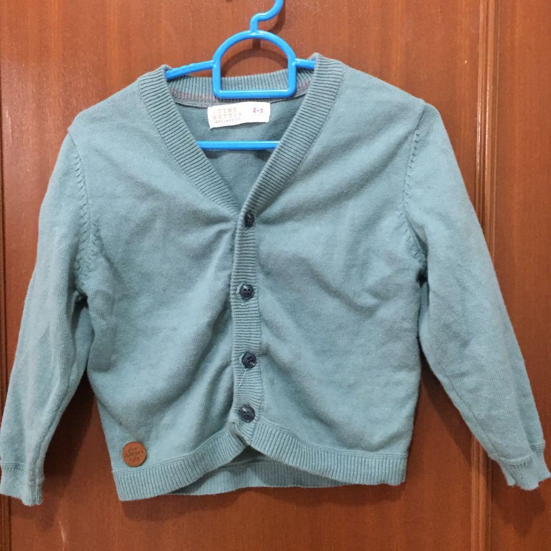Kid Cardigan- Tiny Button (Category: Babies & Kids Fashion) located in Kuala Lumpur. Submitted by hagemaru_7 (Listing ID 216849313, Image 1). Description: Letting go my kid cardigan Very casual and smart 😍 Brand : Tiny Button 🥰 Good condition ❤️.
