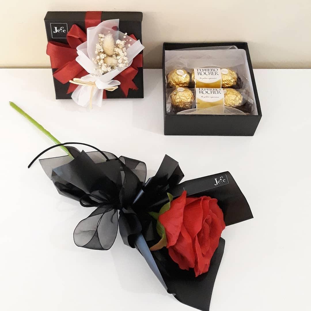 Mini Rose Box Paket Single Stem Rose Dan Mini Coklat Box Makanan Minuman Snek Di Carousell
