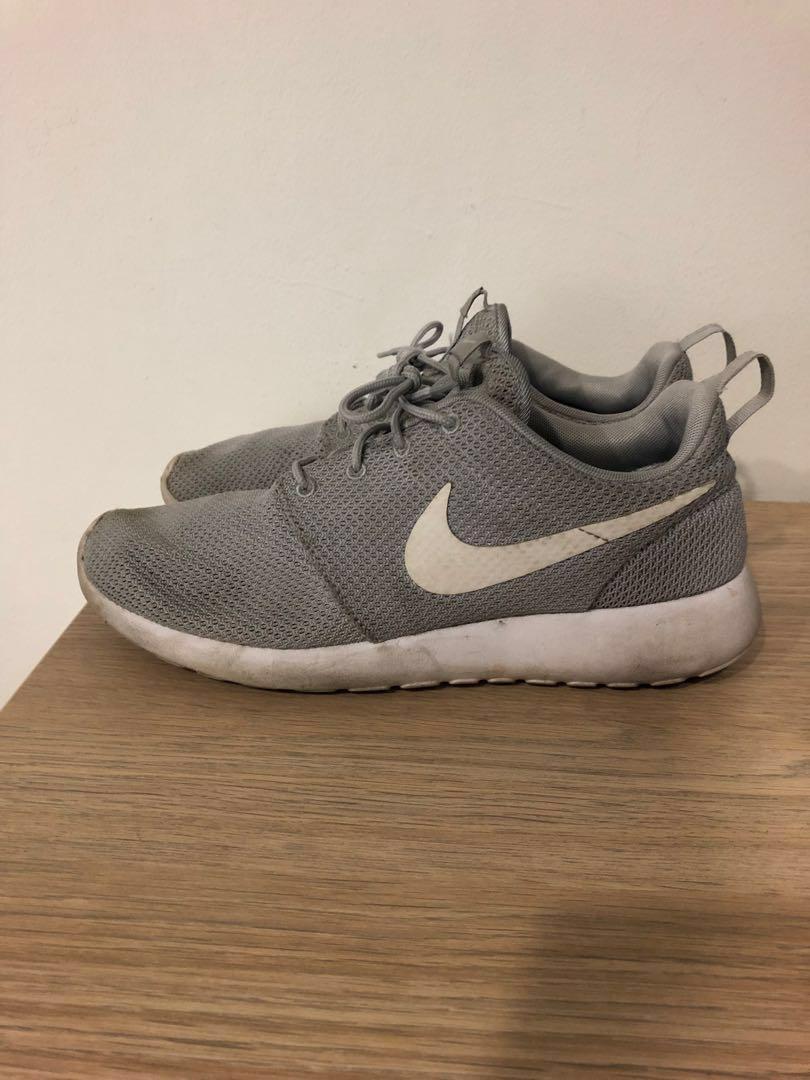 nike roshe one light grey