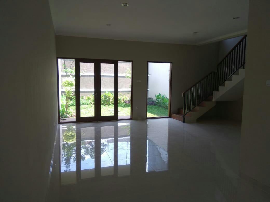 Rumah Tropis Modern Taman Luas di Jatiwaringin Bekasi ...
