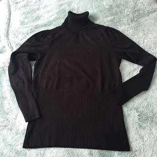 Black turtleneck M