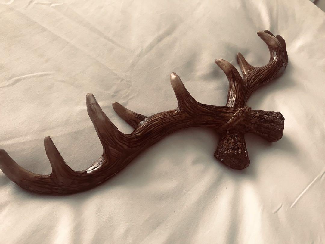 Antlers Wall Hook Home Decor (Category: Wall Decor) located in Paranaque City. Submitted by ophalynocampo_preloved (Listing ID 217002037, Image 2). Description: Material: Resin Size: 40cmx13.5.