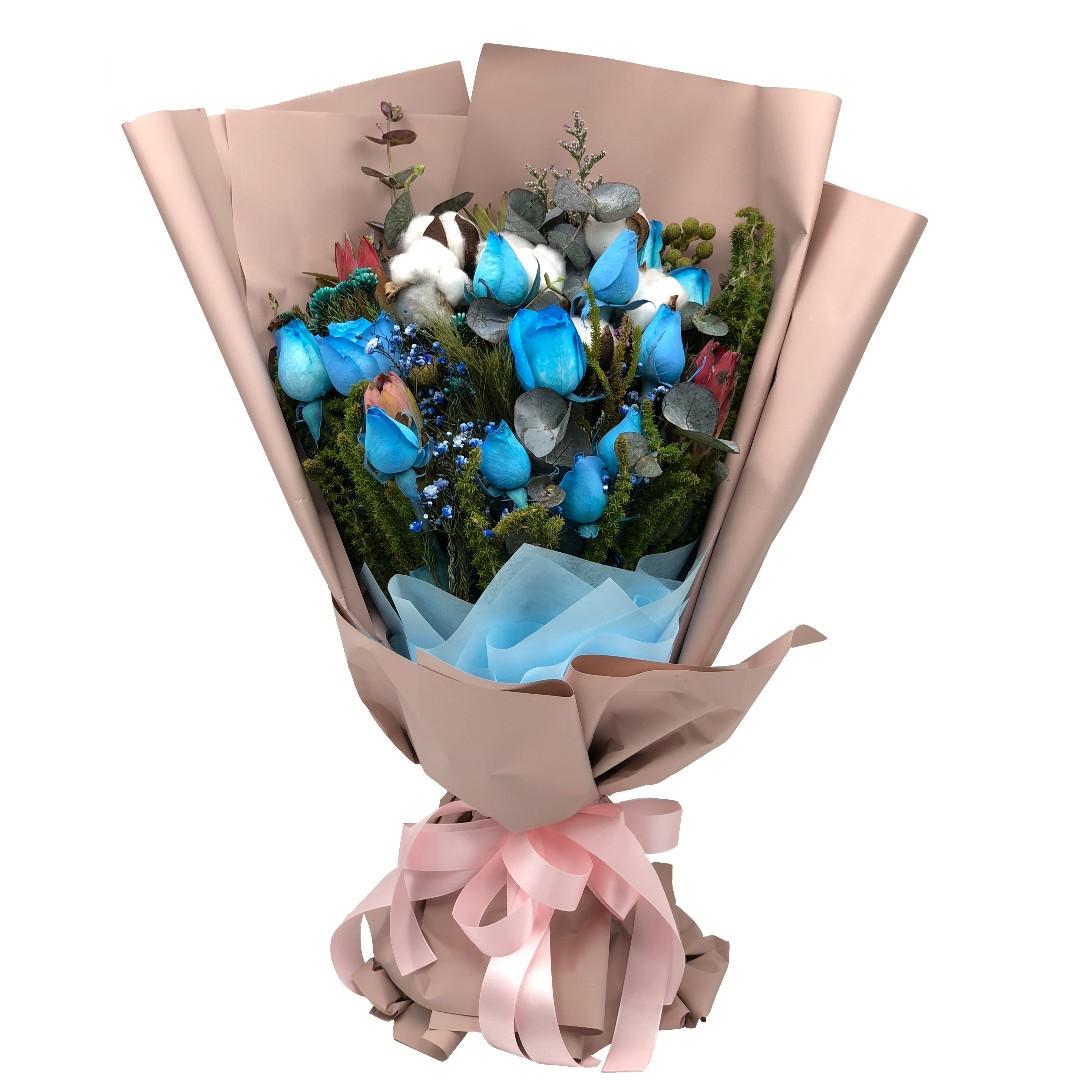Dreamland 12 Blue Roses W Eucalyptus Hunter Mix Cotton Flowers Gardening Flowers Bouquets On Carousell