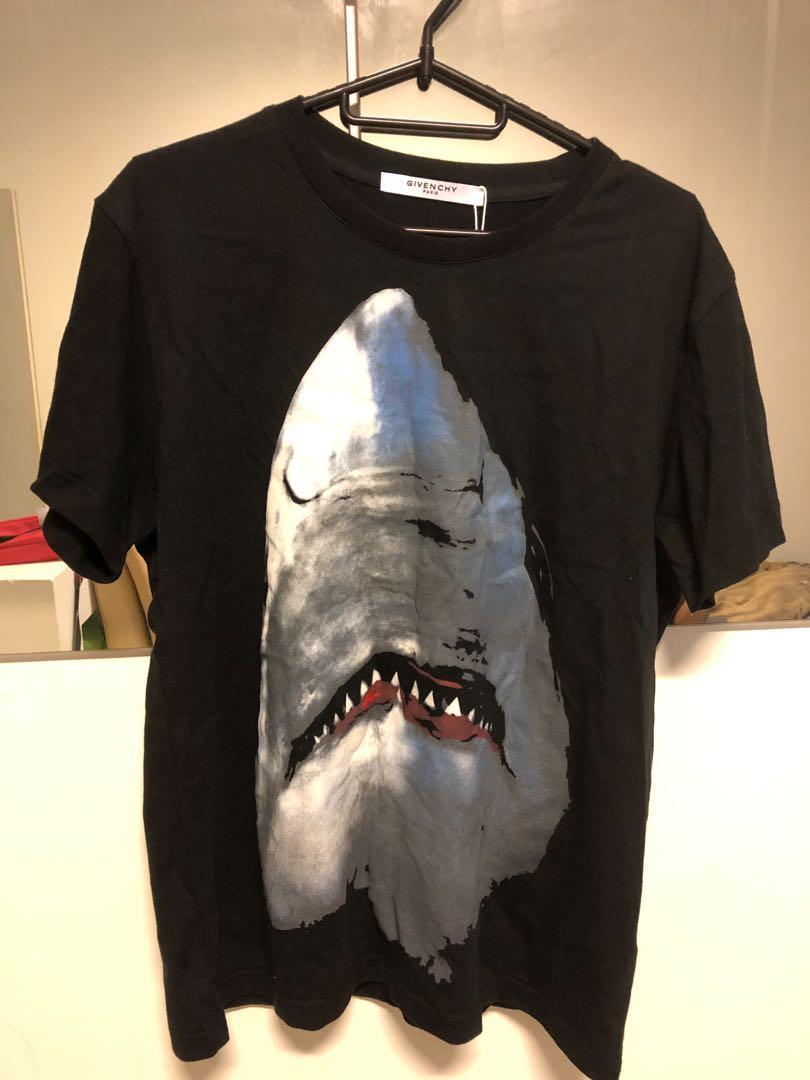 Givenchy tee (Category: Tshirts & Polo Shirts) located in Singapore. Submitted by datvv2106 (Listing ID 217112102, Image 1). Description: Givenchy tee Size M Brand new Contact me if you interest Thank you.