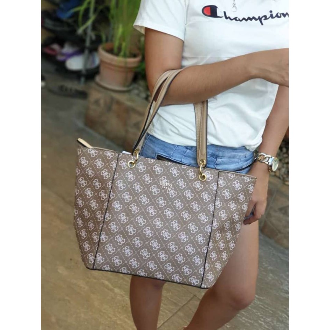 Guess kamryn 2025 q logo tote