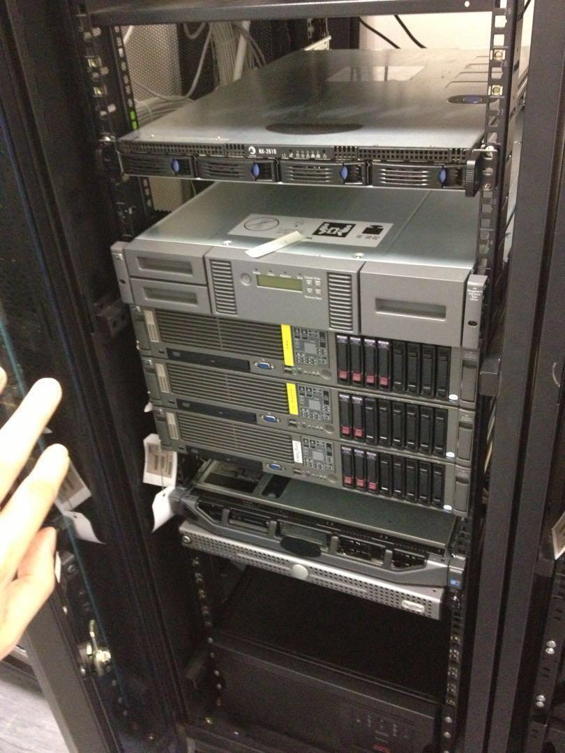 server (Category: Networking) located in Kluang. Submitted by tmj4999 (Listing ID 167993760, Image 3). Description: company shut down， cheap cheap sell，a lot model Hp proliant DL380 G5 x 5 Hp storage works msl2024 tape library x1 silverpeak nx2610 x1 silverpeak nx3600 x1 facetime usg220 x1 APC smart ups 3000XL x1 toten 42U server rack x1 give me your price if interested .