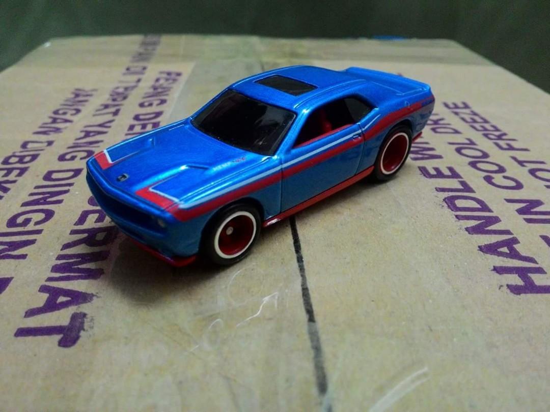 Hot Wheels 2008 Dodge Challenger srt8 Hot Wheels Garage Hobbies