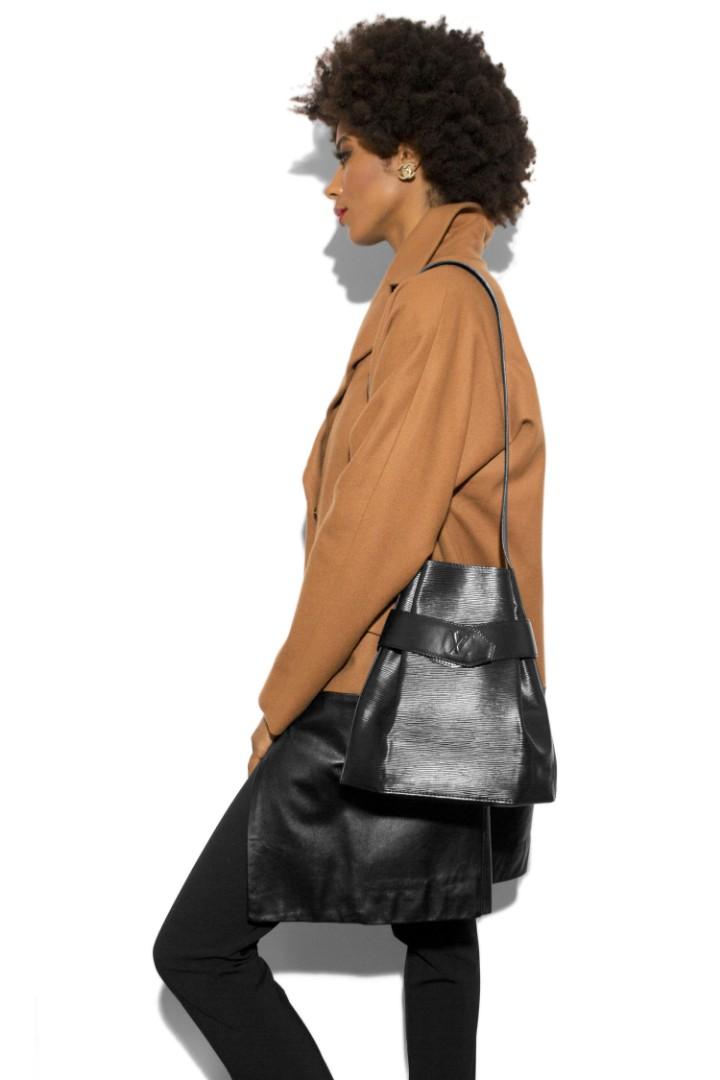 Twist bucket vintage leather handbag Louis Vuitton Black in Leather -  32266871