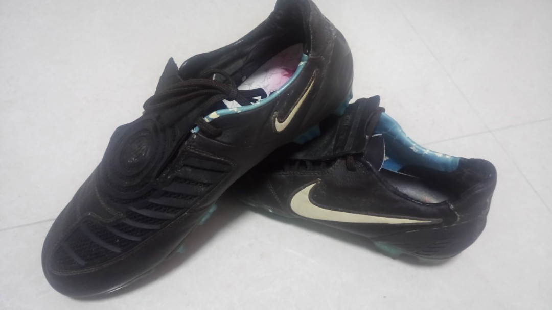 total 90 soccer boots