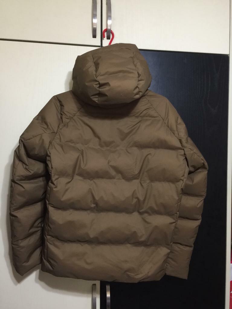 Winter Jacket (Category: Coats, Jackets and Outerwear) located in Singapore. Submitted by _shanidza (Listing ID 217210969, Image 2). Description: Men Ultra Seamless Parka. Shoulder 18.5” Pit to pit 23” Length 28” Lightweight, Windproof, Durable water repellency Just bought, use less than 5 times during my recent trip to Turkey. Only for serious buyer..