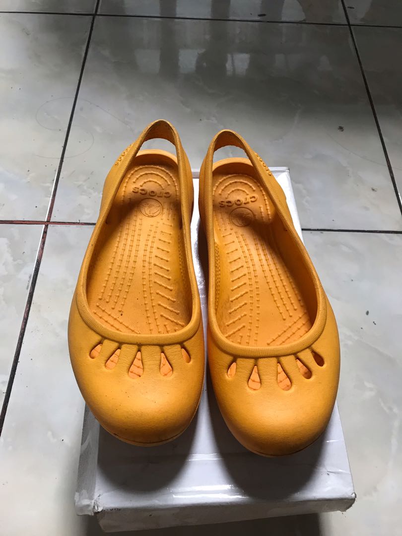 CROCS MANGO, Women's Fashion, Women's Shoes on Carousell