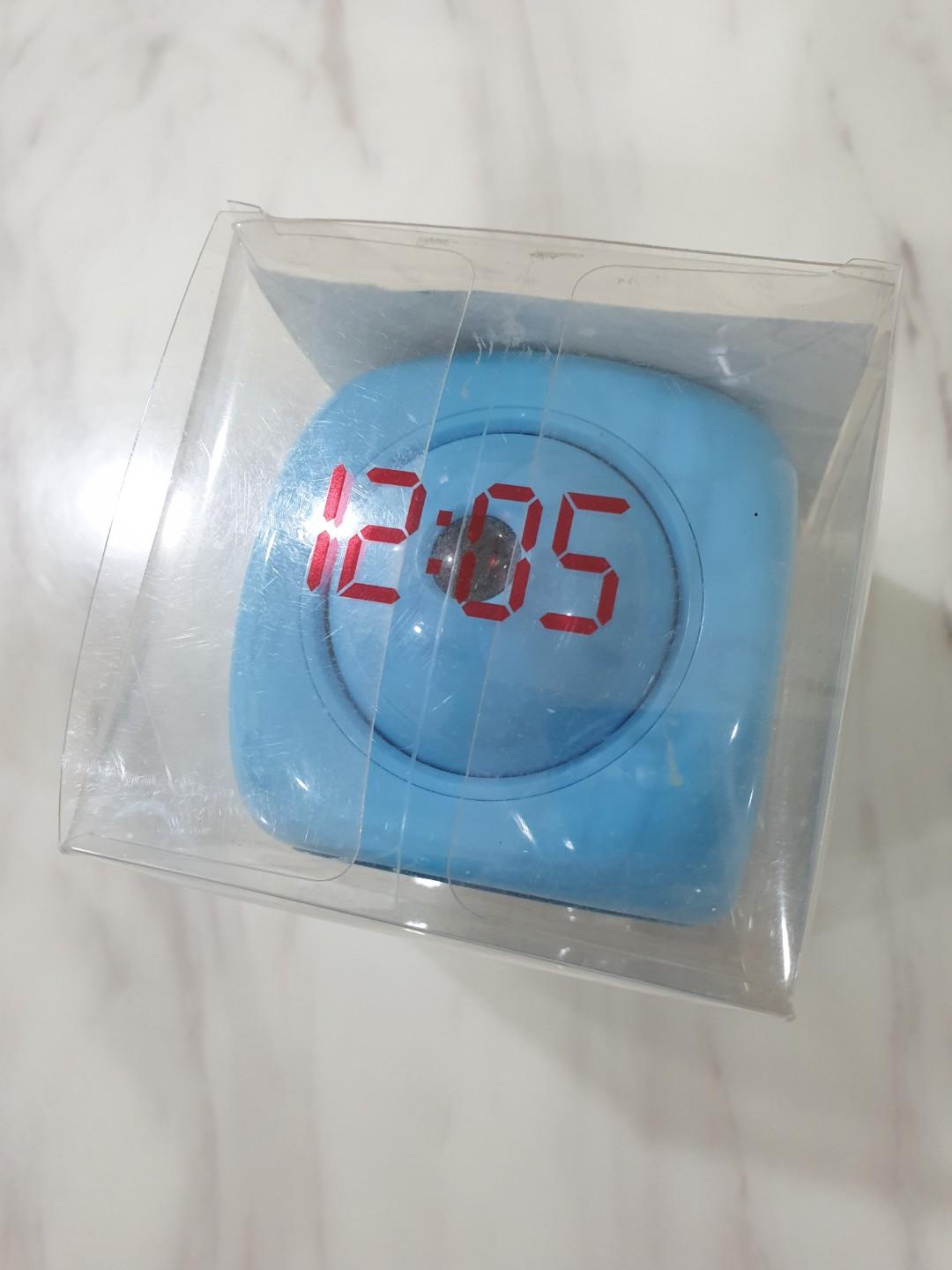 Smiggle Sky High Clock press to project time, Hobbies & Toys