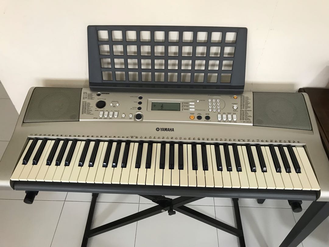 Yamaha PSR E313, Music & Media, Music Instruments on Carousell