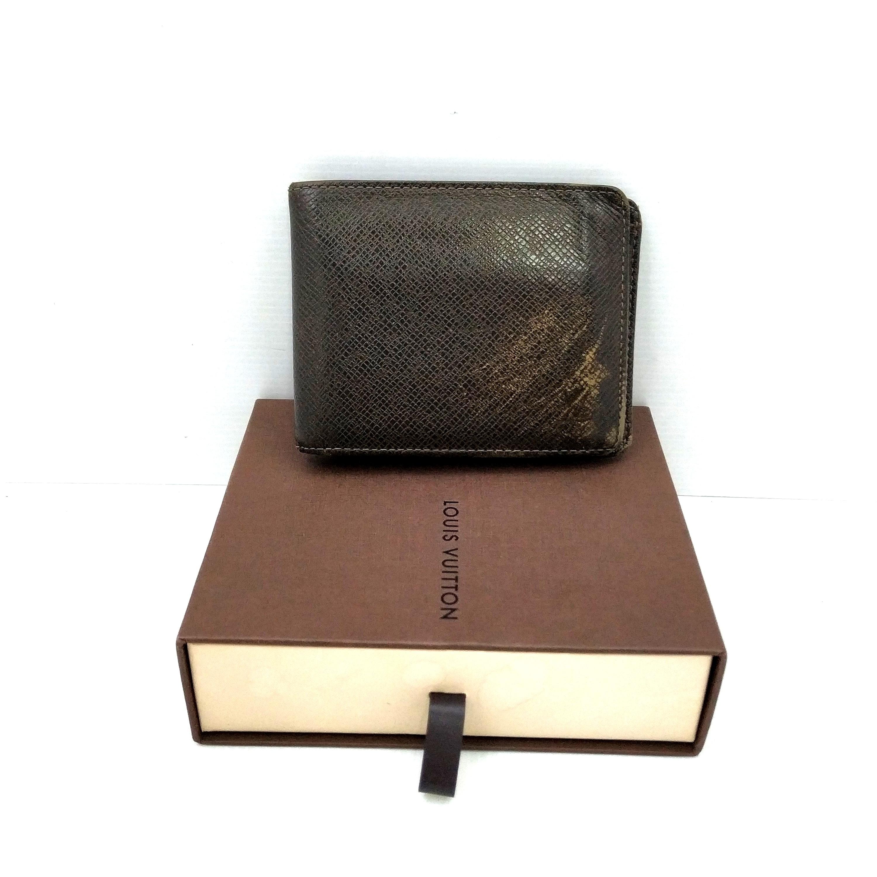 Authentic Louis Vuitton Taiga Men's Wallet, Men's Fashion, Watches &  Accessories, Wallets & Card Holders on Carousell