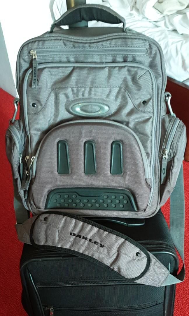 Oakley vertical shop messenger 2.0 bag