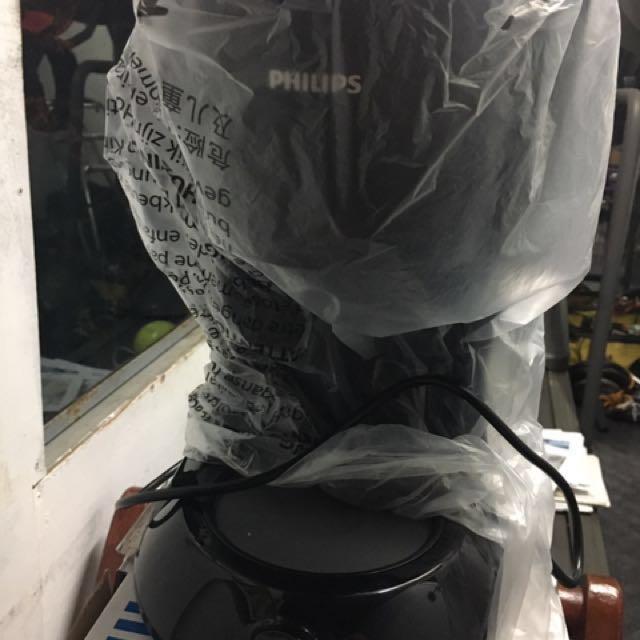 Philips Coffee Maker (Category: Coffee Machines & Makers) located in Paranaque City. Submitted by keanna_0317 (Listing ID 126063877, Image 2). Description: Never used, with box and plastic no coffee jug (you can replace it with any brand of coffee jug) Original price sm store: 2879.75.