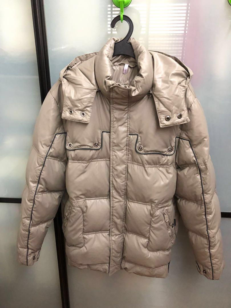 Winter Jacket (Category: Coats, Jackets and Outerwear) located in Singapore. Submitted by cric7 (Listing ID 207183972, Image 1). Description: Bought at $169 for the recent trip to Korea. Size is S please refer to the photo. There are 6 pockets, 4 outside and 2 inner. The hoodie can be removed as it come with the zip. And has send the jacket for dry cleaning after the trip. .