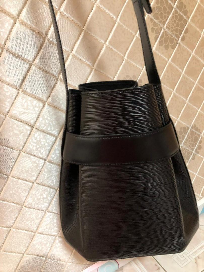 LOUIS VUITTON BLACK EPI SAC D'EPAULE TWIST BUCKET BAG MM