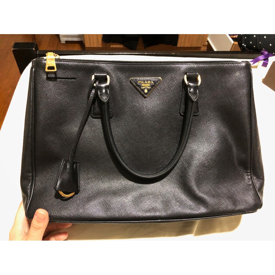 Galleria Medium Leather Bag in Black - Prada