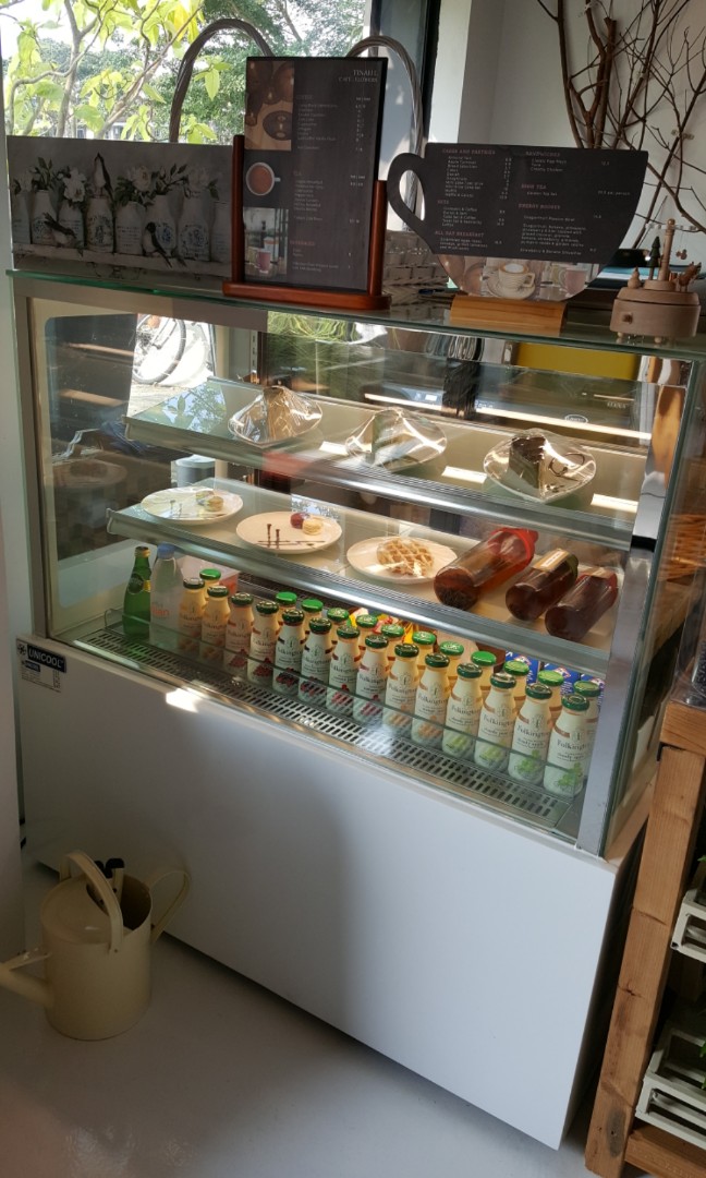 cake cooler display