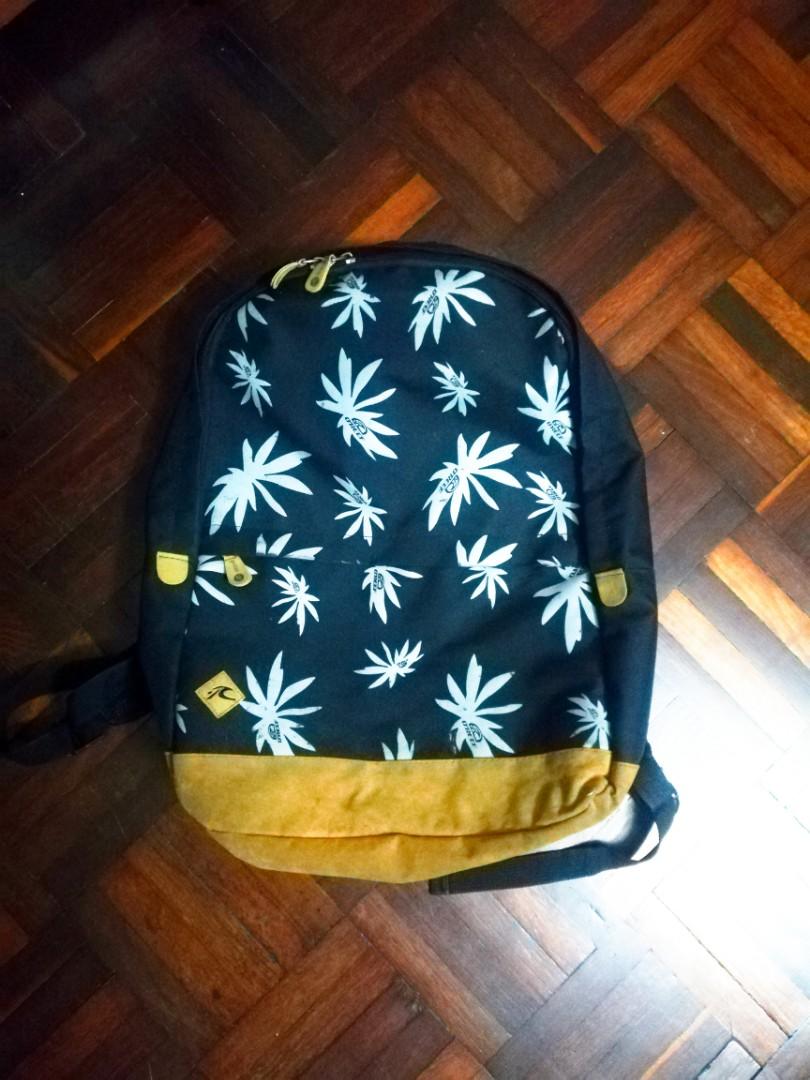 Oreef Backpack (Category: Backpacks) located in Kota Kinabalu. Submitted by underrm30 (Listing ID 218043641, Image 1). Description: Condition 10/10 👍👍👍 Zip also not damaged Big compartment Oreef brand.