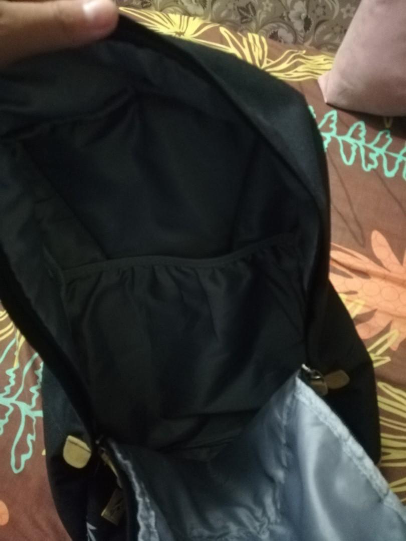 Oreef Backpack (Category: Backpacks) located in Kota Kinabalu. Submitted by underrm30 (Listing ID 218043641, Image 2). Description: Condition 10/10 👍👍👍 Zip also not damaged Big compartment Oreef brand.