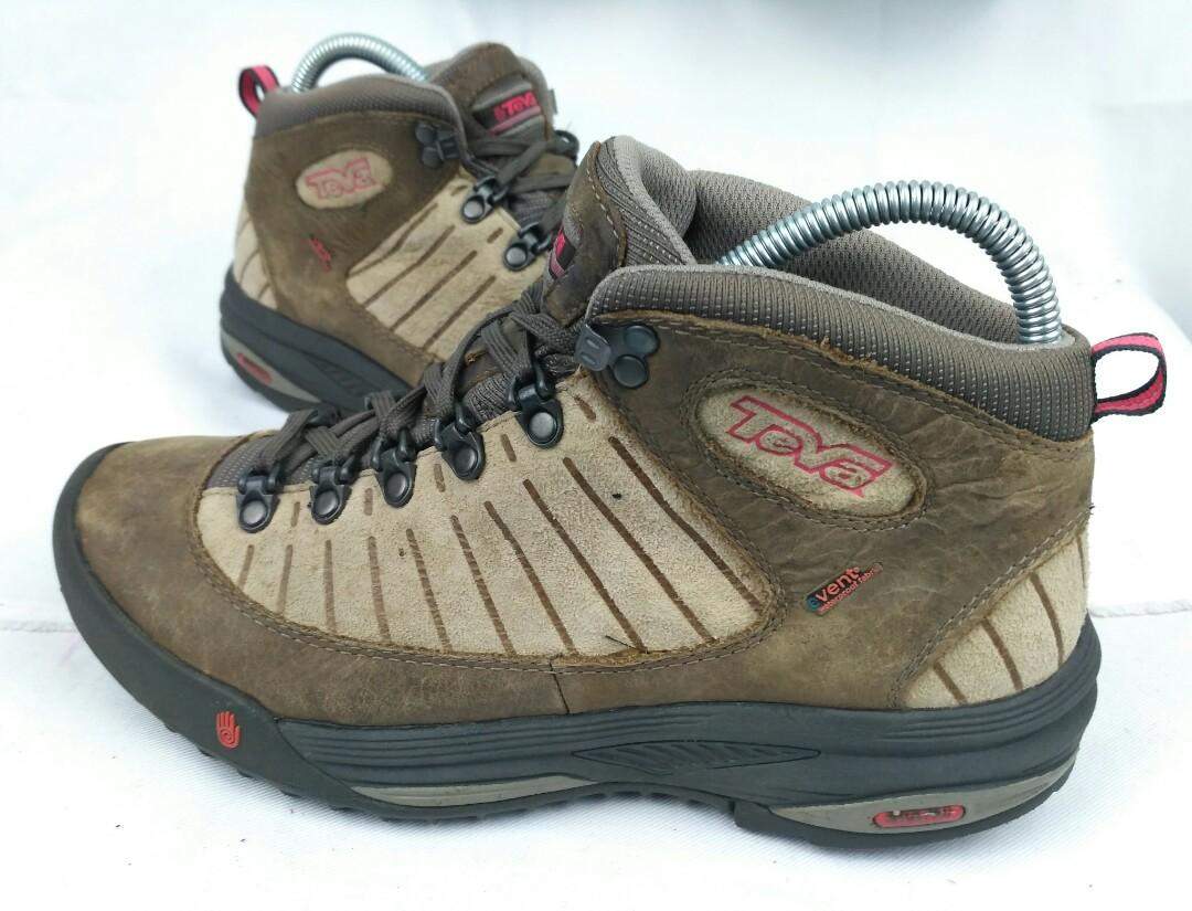 teva hiking boots women