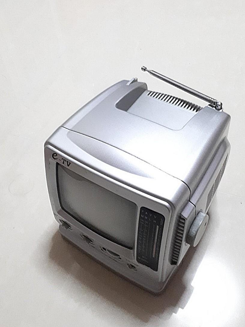 Old Vintage Retro Nostalgia 5.5 White/Black AM/FM Radio Portable TV