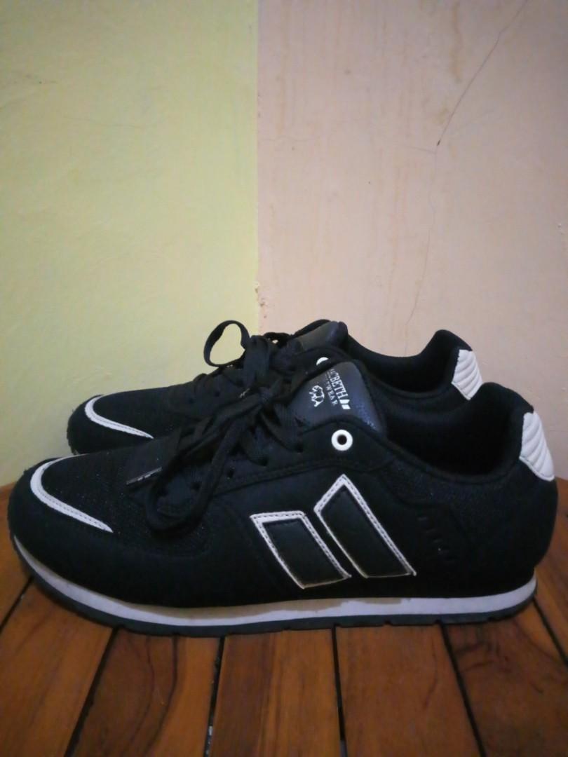 Macbeth Fischer 39 Men S Fashion Men S Footwear Sneakers On Carousell