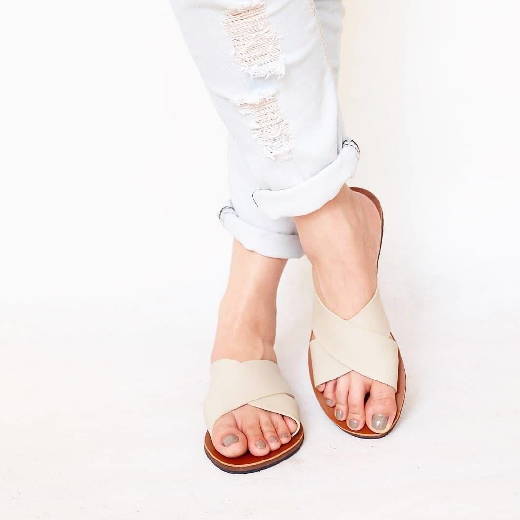 Alexa slip outlet on sneaker