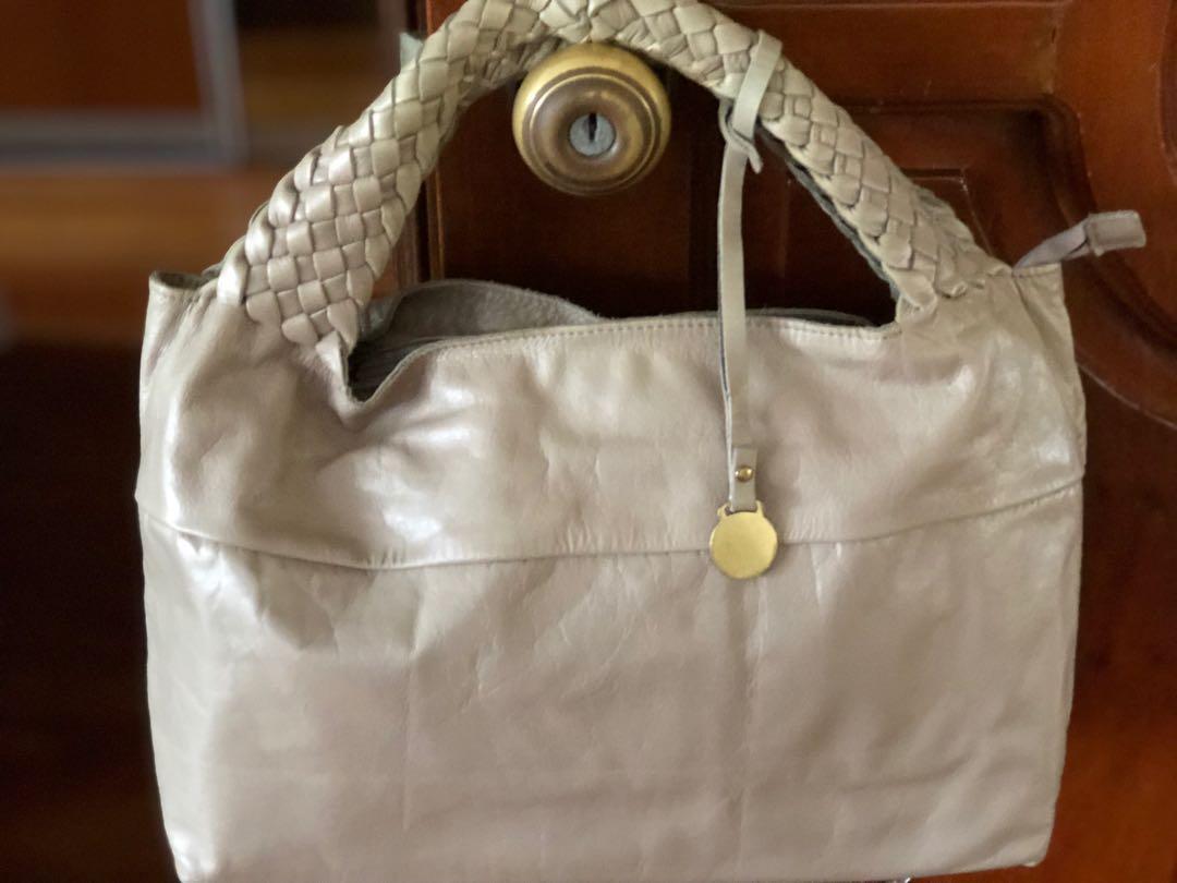 Rabeanco Leather Handbag (Category: Purses & Pouches) located in Quezon City. Submitted by pingtbl (Listing ID 218133028, Image 1). Description: Very good condition, no major flaws H- 9” W- 13” D- 4.5” Handle drop- 3” PIOG.