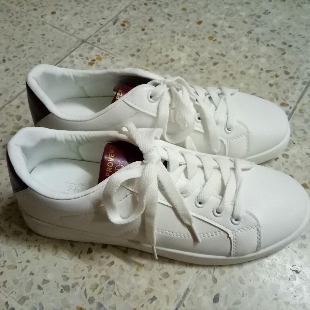 Sneakers Putih Pria Ukuran 42 Fesyen Pria Sepatu Sneakers Di Carousell