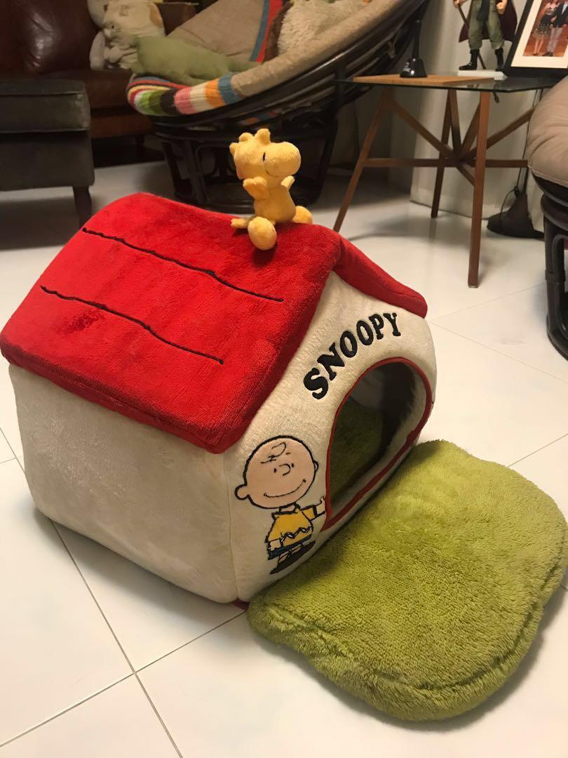 snoopy dog house toy