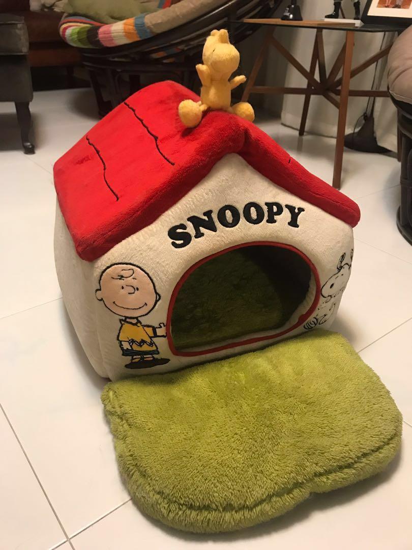 snoopy dog house toy