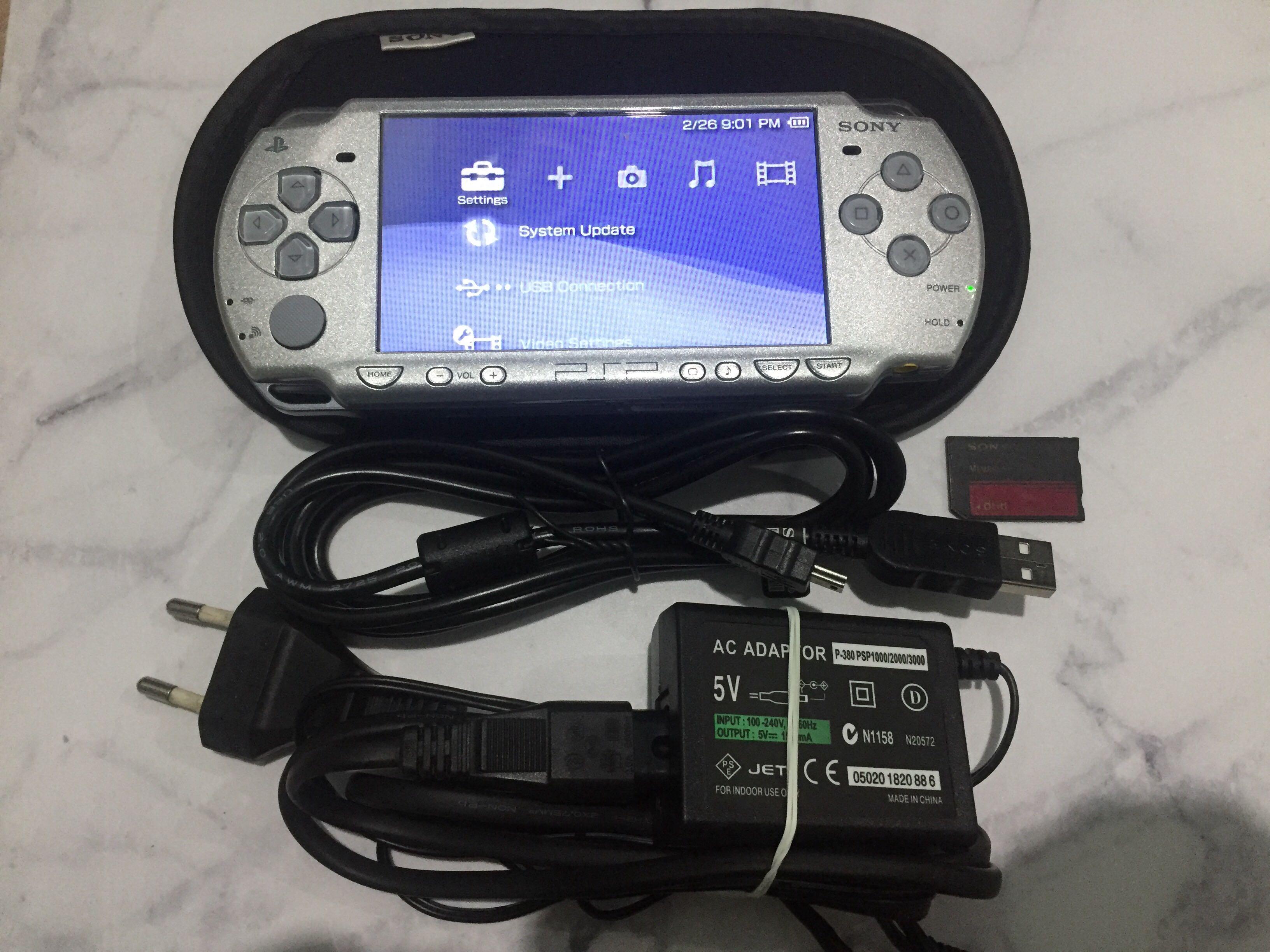 Sony PSP 2001 Silver, Video Gaming, Video Game Consoles, PlayStation on