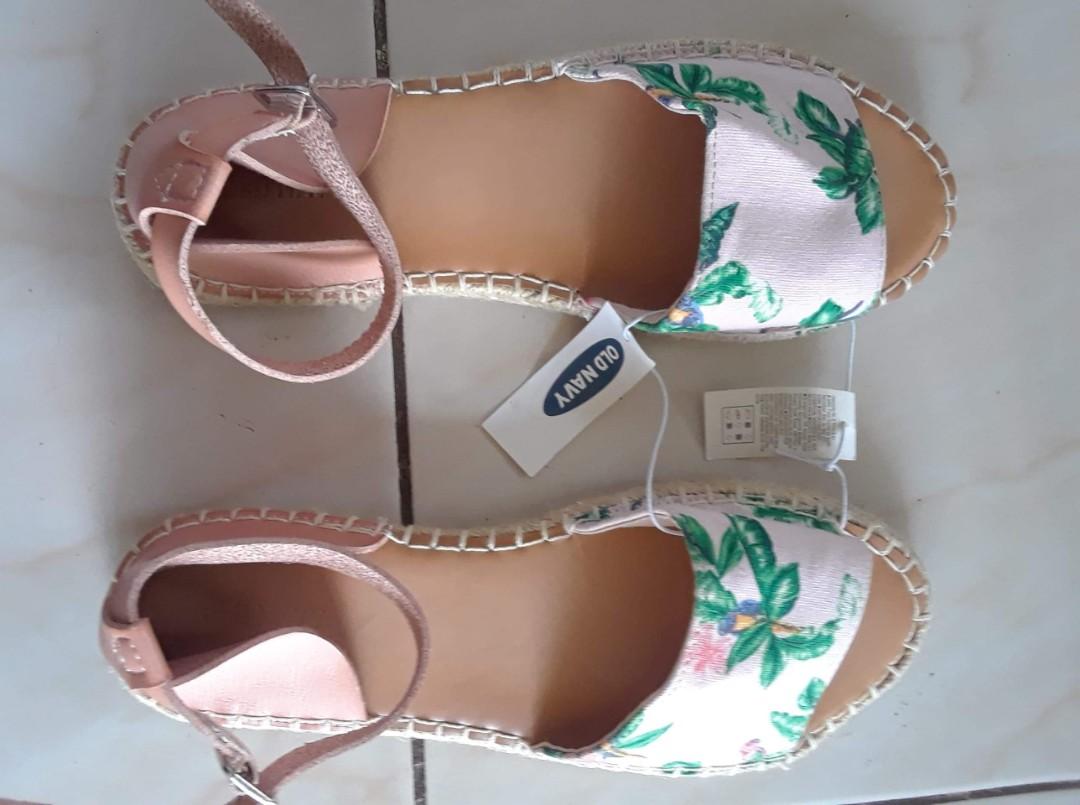Steal Price Old Navy Sandals Womens Size 10 Women S Fashion Shoes Flats Sandals On Carousell