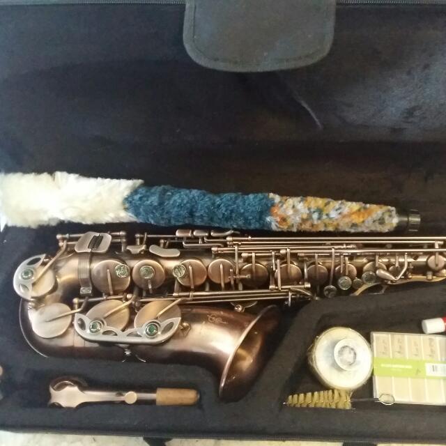 Lade sales alto saxophone
