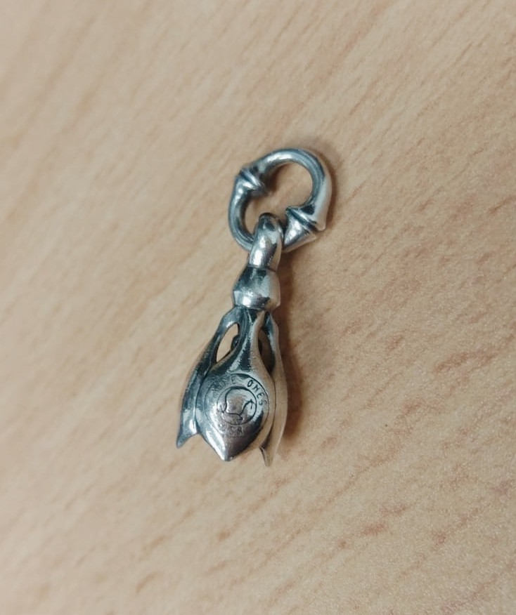 Lone ones tear bell s size, 名牌, 飾物及配件- Carousell