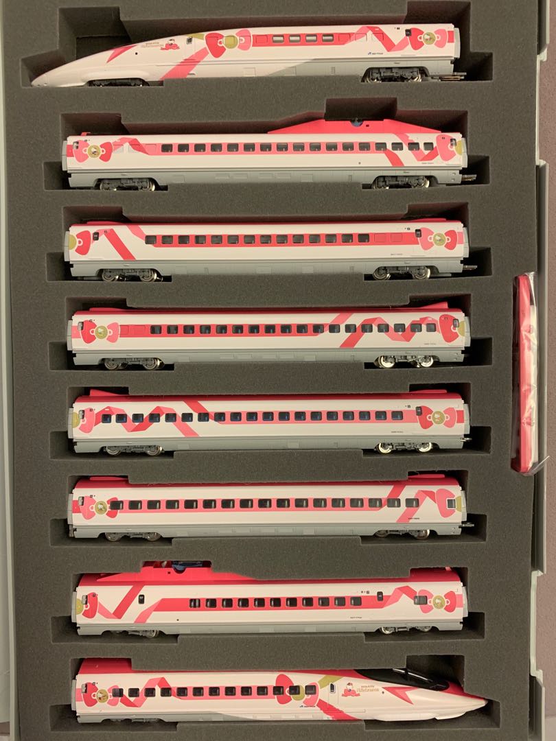 Shinkansen train x hello kitty and stamps, 興趣及遊戲, 旅行, 旅遊 - 旅行必需品及用品 ...
