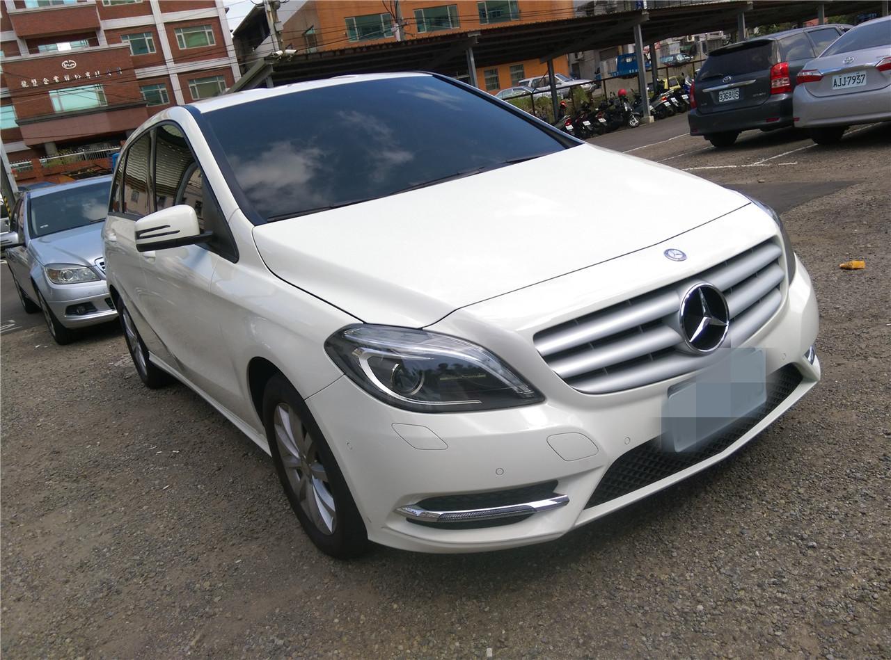 全額貸 二手車中古車14年b180 白色黑內裝 汽車 汽車出售在旋轉拍賣