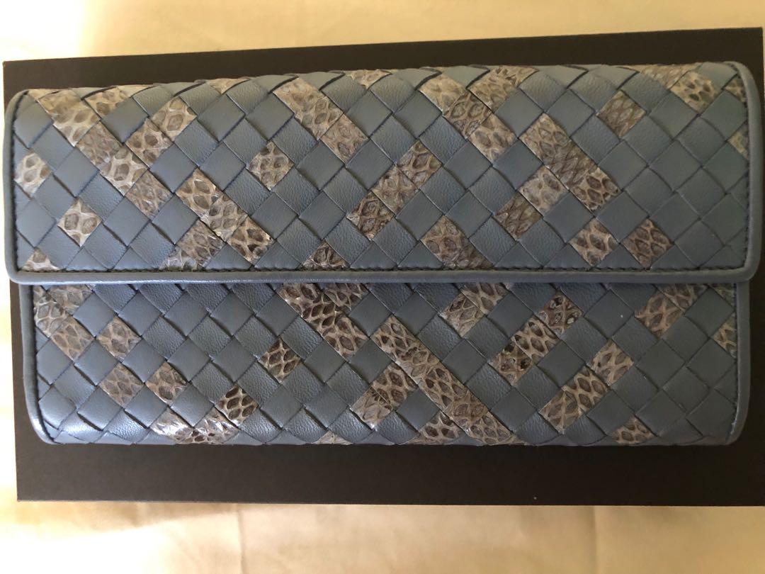 Bottega Veneta Nappa Continental Wallet (Category: Luxury Bags & Wallets) located in Quezon City. Submitted by pingtbl (Listing ID 218439644, Image 1). Description: Slightly used (2weeks)then stored, excellent condition Genuine leather 8 card slots, 2 bill compartments, zip pocket for coins H- 3.9” W- 7.5” D- 1.0” PIOG.