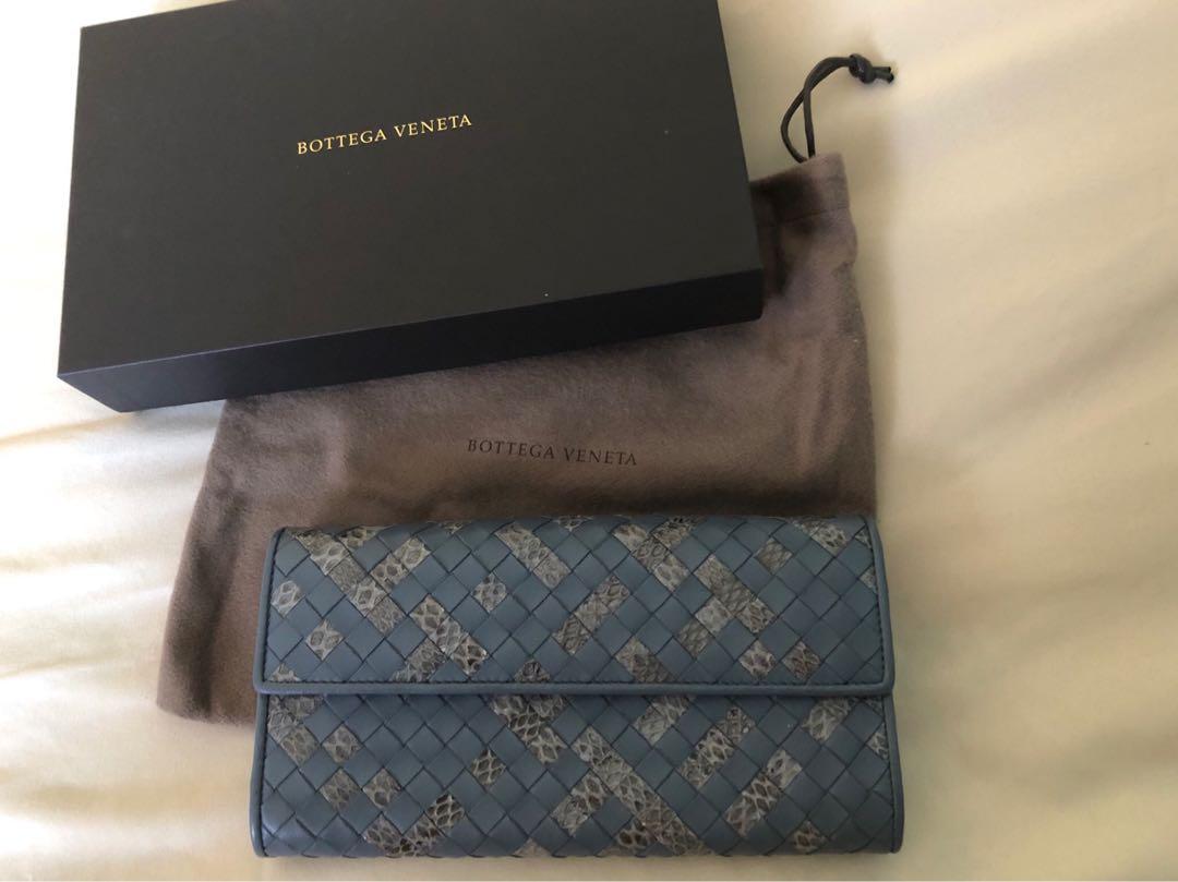 Bottega Veneta Nappa Continental Wallet (Category: Luxury Bags & Wallets) located in Quezon City. Submitted by pingtbl (Listing ID 218439644, Image 3). Description: Slightly used (2weeks)then stored, excellent condition Genuine leather 8 card slots, 2 bill compartments, zip pocket for coins H- 3.9” W- 7.5” D- 1.0” PIOG.