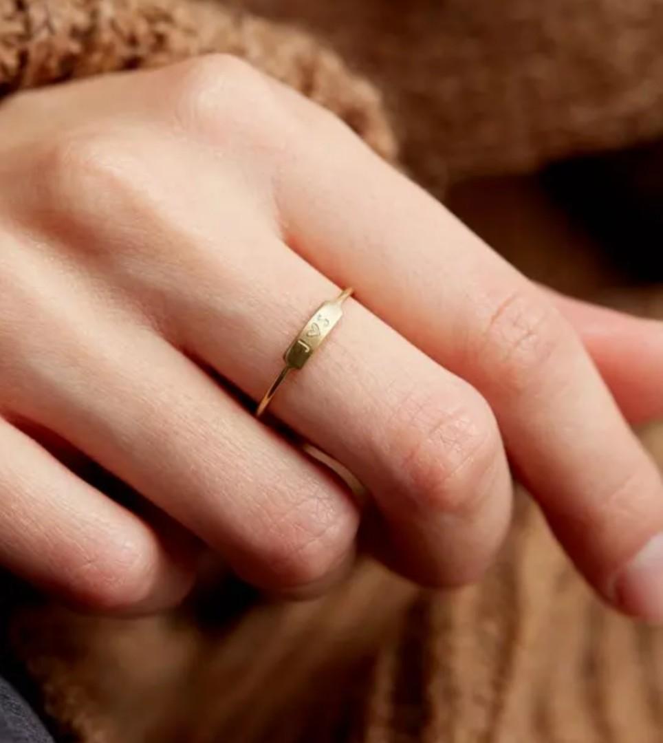 Dainty outlet name ring