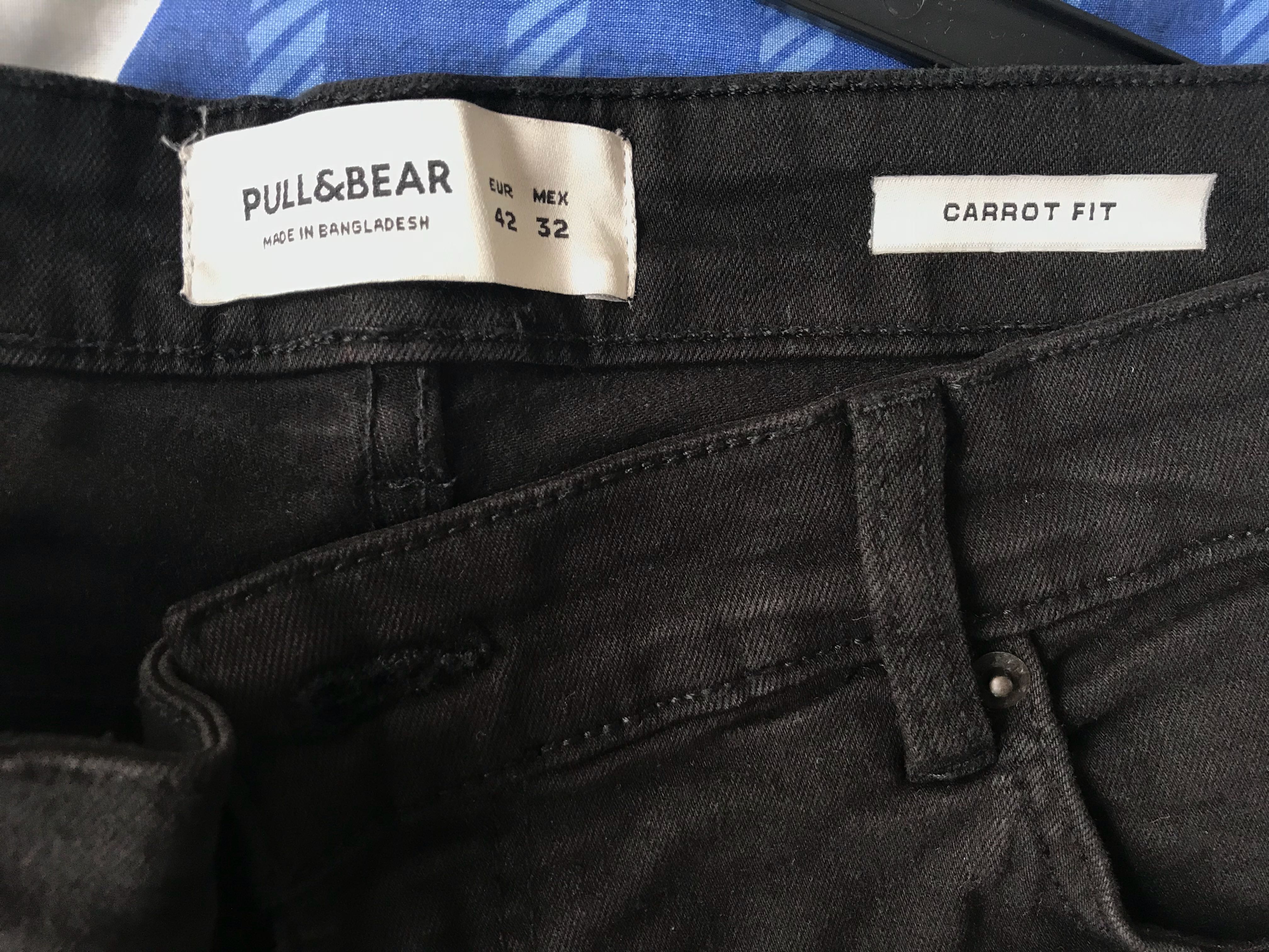 Jeans Pull n Bear Carrot Fit Hitam, Fesyen Pria, Pakaian , Bawahan di  Carousell