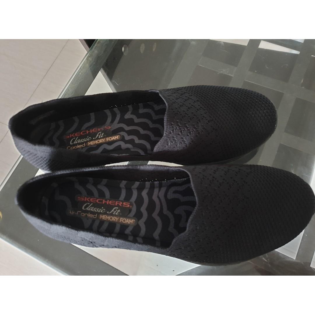 skechers classic fit memory foam air cooled