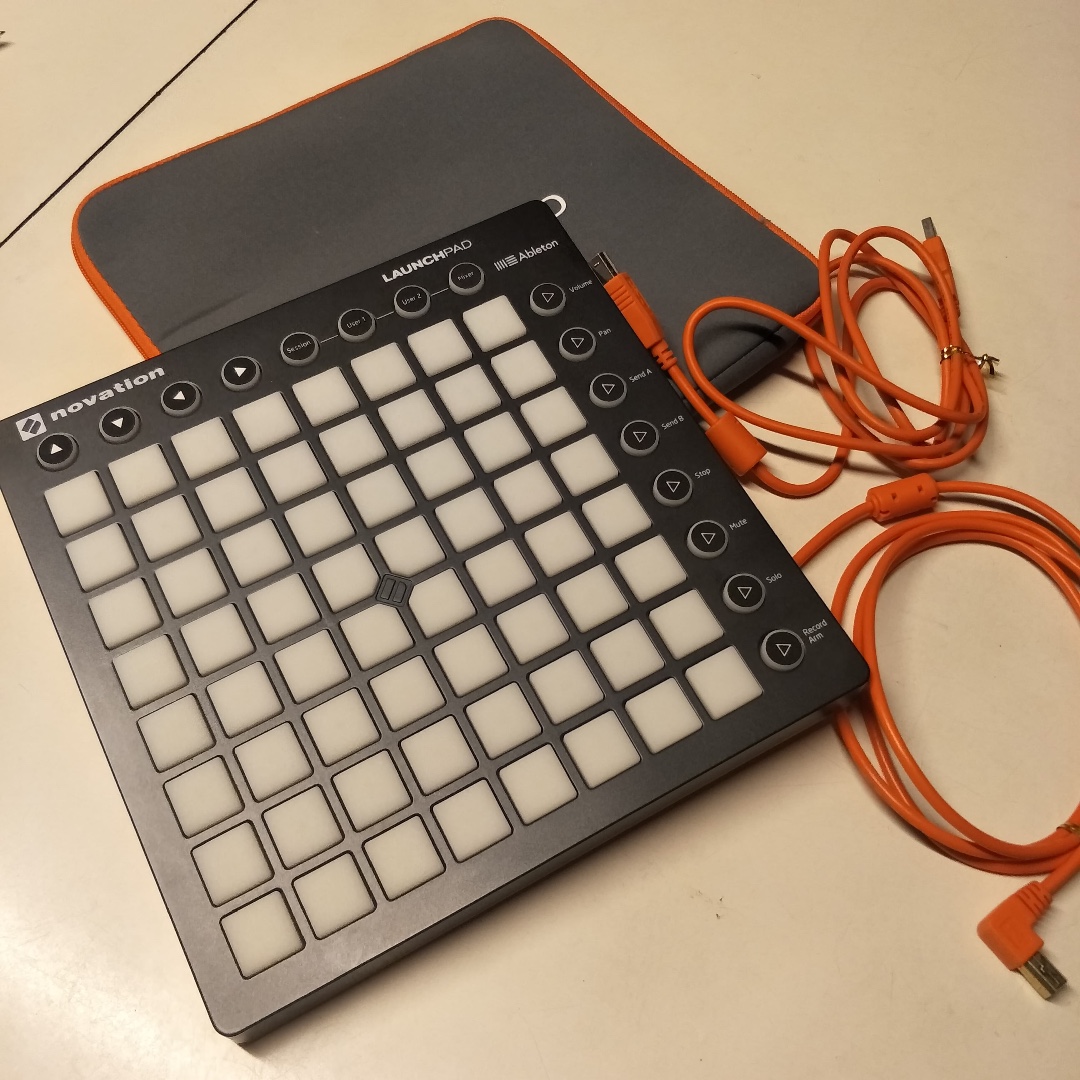 保留中）二手Novation Launchpad MK2贈保護套副廠線MKII, 興趣及遊戲