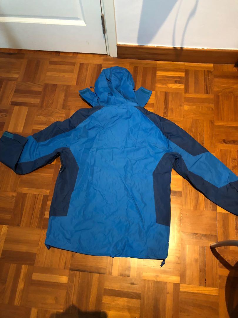Winter jacket (Category: Coats, Jackets and Outerwear) located in Singapore. Submitted by juneohzn (Listing ID 218628008, Image 2). Description: Winter jacket Suitable for 0 degrees temperature .
